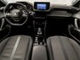 Peugeot 2008 1.2 PureTech Allure Sport 131Pk Automaat (APPLE CARPLAY, GROOT NAVI, 360 CAMERA, LEDER, KEYLESS, SPORTSTOELEN, GETINT GLAS, LM VELGEN, TREKHAAK, DAB+, NIEUWSTAAT)
