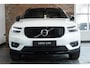 Volvo XC40 T4 Automaat R-Design | Panoramadak | Semi Electrische Wegklapbare trekhaak | Adaptive Cruise Control | BLIS | Comfortstoelen | Parkeercamera | Parkeersensoren voor + achter | Parkeerverwarming | Keyles Entree