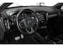 Volvo XC40 T4 Automaat R-Design | Panoramadak | Semi Electrische Wegklapbare trekhaak | Adaptive Cruise Control | BLIS | Comfortstoelen | Parkeercamera | Parkeersensoren voor + achter | Parkeerverwarming | Keyles Entree