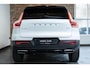 Volvo XC40 T4 Automaat R-Design | Panoramadak | Semi Electrische Wegklapbare trekhaak | Adaptive Cruise Control | BLIS | Comfortstoelen | Parkeercamera | Parkeersensoren voor + achter | Parkeerverwarming | Keyles Entree
