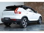 Volvo XC40 T4 Automaat R-Design | Panoramadak | Semi Electrische Wegklapbare trekhaak | Adaptive Cruise Control | BLIS | Comfortstoelen | Parkeercamera | Parkeersensoren voor + achter | Parkeerverwarming | Keyles Entree