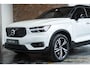 Volvo XC40 T4 Automaat R-Design | Panoramadak | Semi Electrische Wegklapbare trekhaak | Adaptive Cruise Control | BLIS | Comfortstoelen | Parkeercamera | Parkeersensoren voor + achter | Parkeerverwarming | Keyles Entree