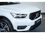 Volvo XC40 T4 Automaat R-Design | Panoramadak | Semi Electrische Wegklapbare trekhaak | Adaptive Cruise Control | BLIS | Comfortstoelen | Parkeercamera | Parkeersensoren voor + achter | Parkeerverwarming | Keyles Entree