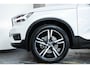 Volvo XC40 T4 Automaat R-Design | Panoramadak | Semi Electrische Wegklapbare trekhaak | Adaptive Cruise Control | BLIS | Comfortstoelen | Parkeercamera | Parkeersensoren voor + achter | Parkeerverwarming | Keyles Entree