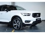 Volvo XC40 T4 Automaat R-Design | Panoramadak | Semi Electrische Wegklapbare trekhaak | Adaptive Cruise Control | BLIS | Comfortstoelen | Parkeercamera | Parkeersensoren voor + achter | Parkeerverwarming | Keyles Entree
