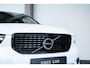 Volvo XC40 T4 Automaat R-Design | Panoramadak | Semi Electrische Wegklapbare trekhaak | Adaptive Cruise Control | BLIS | Comfortstoelen | Parkeercamera | Parkeersensoren voor + achter | Parkeerverwarming | Keyles Entree