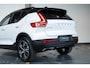 Volvo XC40 T4 Automaat R-Design | Panoramadak | Semi Electrische Wegklapbare trekhaak | Adaptive Cruise Control | BLIS | Comfortstoelen | Parkeercamera | Parkeersensoren voor + achter | Parkeerverwarming | Keyles Entree