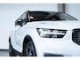 Volvo XC40 T4 Automaat R-Design | Panoramadak | Semi Electrische Wegklapbare trekhaak | Adaptive Cruise Control | BLIS | Comfortstoelen | Parkeercamera | Parkeersensoren voor + achter | Parkeerverwarming | Keyles Entree