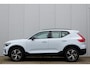 Volvo XC40 B4 Plus Dark | Semi- Elektrische Trekhaak | Verwarmde voorstoelen en Stuurwiel | Premium audio by Harman Kardon | Verwarmbare Voorruit | Apple Carplay/Android Auto | Keyless Entry/Start | Park Assist |