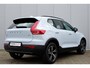 Volvo XC40 B4 Plus Dark | Semi- Elektrische Trekhaak | Verwarmde voorstoelen en Stuurwiel | Premium audio by Harman Kardon | Verwarmbare Voorruit | Apple Carplay/Android Auto | Keyless Entry/Start | Park Assist |