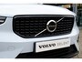 Volvo XC40 B4 Plus Dark | Semi- Elektrische Trekhaak | Verwarmde voorstoelen en Stuurwiel | Premium audio by Harman Kardon | Verwarmbare Voorruit | Apple Carplay/Android Auto | Keyless Entry/Start | Park Assist |