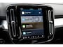 Volvo XC40 B4 Plus Dark | Semi- Elektrische Trekhaak | Verwarmde voorstoelen en Stuurwiel | Premium audio by Harman Kardon | Verwarmbare Voorruit | Apple Carplay/Android Auto | Keyless Entry/Start | Park Assist |