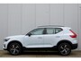 Volvo XC40 2.0 B4 Plus Dark | Verwarmde Stoelen en Stuurwiel | Verwarmbare Voorruit | Semi- Elektrische Trekhaak | AppleCarplay / AndroidAuto | Keyless Entry/Start | Harman Kardon Premium Audio | Park Assist |