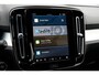 Volvo XC40 2.0 B4 Plus Dark | Verwarmde Stoelen en Stuurwiel | Verwarmbare Voorruit | Semi- Elektrische Trekhaak | AppleCarplay / AndroidAuto | Keyless Entry/Start | Harman Kardon Premium Audio | Park Assist |