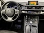 Lexus CT 200h Sport Automaat (NAVIGATIE, CLIMATE, CAMERA, ALCANTARA, GETINT GLAS, SPORTSTOELEN, STOELVERWARMING, KEYLESS, CRUISE, NIEUWE APK, NIEUWSTAAT)
