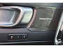Volvo XC40 B3 Plus Dark - IntelliSafe Assist & Surround - 360º Camera - Harman/Kardon audio - Verwarmde voorstoelen & stuur - Parkeersensoren voor & achter - Elektr. bedienb. voorstoelen met geheugen links - Draadloze tel. lader - Extra getint glas - 19' LMV