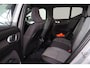 Volvo XC40 B3 Plus Dark - IntelliSafe Assist & Surround - 360º Camera - Harman/Kardon audio - Verwarmde voorstoelen & stuur - Parkeersensoren voor & achter - Elektr. bedienb. voorstoelen met geheugen links - Draadloze tel. lader - Extra getint glas - 19' LMV