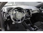 Volvo XC40 1.5 T4 Recharge R-Design | Incl. 12 maanden garantie | Harman/Kardon audio | Schuif/kantel dak | Apple carplay/Android auto | Stuurwiel verwarming | Voorstoelen verwarmd | DAB | Navigatie | Lichtmetalen velgen | Climate control | Zwart dakhemel