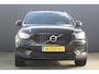 Volvo XC40 1.5 T4 Recharge R-Design | Incl. 12 maanden garantie | Harman/Kardon audio | Schuif/kantel dak | Apple carplay/Android auto | Stuurwiel verwarming | Voorstoelen verwarmd | DAB | Navigatie | Lichtmetalen velgen | Climate control | Zwart dakhemel