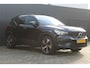Volvo XC40 1.5 T4 Recharge R-Design | Incl. 12 maanden garantie | Harman/Kardon audio | Schuif/kantel dak | Apple carplay/Android auto | Stuurwiel verwarming | Voorstoelen verwarmd | DAB | Navigatie | Lichtmetalen velgen | Climate control | Zwart dakhemel