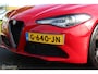 Alfa Romeo Giulia 2.0T 310PK Squadra Super Pack Veloce, F1 Schakelflippers, Sportstoelen, Leer, 19 Inch QV Velgen, Sportuitlaat Systeem, Donker glas, Stoel-stuurverwarming, Navi