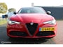 Alfa Romeo Giulia 2.0T 310PK Squadra Super Pack Veloce, F1 Schakelflippers, Sportstoelen, Leer, 19 Inch QV Velgen, Sportuitlaat Systeem, Donker glas, Stoel-stuurverwarming, Navi