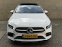 Mercedes-Benz A-klasse 250e Business Solution AMG Limited | Panoramadak | Navigatie | Sfeerverlichting | Stoelverwarming | Elektrische verstelbare sportstoelen memory | Navigatie | Camera | Afneembare trekhaak | Cruise control | Lane assist | LED | DAB | Volledig onderhouden