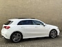 Mercedes-Benz A-klasse 250e Business Solution AMG Limited | Panoramadak | Navigatie | Sfeerverlichting | Stoelverwarming | Elektrische verstelbare sportstoelen memory | Navigatie | Camera | Afneembare trekhaak | Cruise control | Lane assist | LED | DAB | Volledig onderhouden