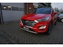 Hyundai Tucson 1.6 T-GDI 177PK AUTOMAAT PREMIUM LUXE! DEALER ONDERHOUDEN! PANORAMADAK STOELKOELING+VERWARMING LEDER ELECTR.STOELEN 19INCH LMV ADAPTIEVE CRUISE CLIMA CRUISE FULL LED ELECTR.KLEP ENZ...