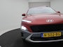Hyundai Kona 1.6 GDI HEV Premium AUTOMAAT / Dealeronderhouden / Afneembare Trekhaak / 1300kg Trekgewicht / Stoelventilatie / Adaptieve Cruise Control / HUD / 18" LMV / Lederen bekleding /