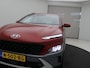 Hyundai Kona 1.6 GDI HEV Premium AUTOMAAT / Dealeronderhouden / Afneembare Trekhaak / 1300kg Trekgewicht / Stoelventilatie / Adaptieve Cruise Control / HUD / 18" LMV / Lederen bekleding /