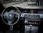 BMW 5-Serie Touring 520i M-Sport | PANO | TREKHAAK | HEAD UP DISPLAY | CARBONSCHWARZ METTALIC | LEDER | XENON