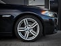BMW 5-Serie Touring 520i M-Sport | PANO | TREKHAAK | HEAD UP DISPLAY | CARBONSCHWARZ METTALIC | LEDER | XENON