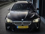 BMW 5-Serie Touring 520i M-Sport | PANO | TREKHAAK | HEAD UP DISPLAY | CARBONSCHWARZ METTALIC | LEDER | XENON