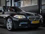 BMW 5-Serie Touring 520i M-Sport | PANO | TREKHAAK | HEAD UP DISPLAY | CARBONSCHWARZ METTALIC | LEDER | XENON