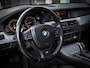 BMW 5-Serie Touring 520i M-Sport | PANO | TREKHAAK | HEAD UP DISPLAY | CARBONSCHWARZ METTALIC | LEDER | XENON