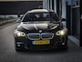 BMW 5-Serie Touring 520i M-Sport | PANO | TREKHAAK | HEAD UP DISPLAY | CARBONSCHWARZ METTALIC | LEDER | XENON