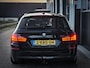 BMW 5-Serie Touring 520i M-Sport | PANO | TREKHAAK | HEAD UP DISPLAY | CARBONSCHWARZ METTALIC | LEDER | XENON