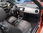Volkswagen Beetle Cabriolet 1.2 TSI Club Xenon Fender Airco-ecc Navigatie App Connect Stoelverwarming PDC Boekjes Lage km.stand 18 inch Twister velgen Habanero Oranje metallic Zeer nette staat