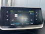 Peugeot e-208 EV Allure 50 kWh 136pk | Camera | 17'' Lichtmetalen velgen | Panoramadak | Carplay Navigatie | Climate controle | Cruise controle | Parkeersensoren achter | Digitaal cockpit | Half lederen bekleding