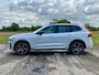 Volvo XC60 2.0 T6 Plug-in hybrid AWD Ultimate Dark | Head-Up Display | Stoel & stuurwielverwarming | Achterbankverwarming | Adaptieve cruise control incl. BLIS | Panoramisch schuif-/kanteldak | Semi Visual Park Assist (incl. 360˚ view)