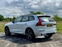 Volvo XC60 2.0 T6 Plug-in hybrid AWD Ultimate Dark | Head-Up Display | Stoel & stuurwielverwarming | Achterbankverwarming | Adaptieve cruise control incl. BLIS | Panoramisch schuif-/kanteldak | Semi Visual Park Assist (incl. 360˚ view)