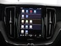 Volvo XC60 2.0 T6 Plug-in hybrid AWD Ultimate Dark | Head-Up Display | Stoel & stuurwielverwarming | Achterbankverwarming | Adaptieve cruise control incl. BLIS | Panoramisch schuif-/kanteldak | Semi Visual Park Assist (incl. 360˚ view)