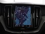 Volvo XC60 2.0 T6 Plug-in hybrid AWD Ultimate Dark | Head-Up Display | Stoel & stuurwielverwarming | Achterbankverwarming | Adaptieve cruise control incl. BLIS | Panoramisch schuif-/kanteldak | Semi Visual Park Assist (incl. 360˚ view)