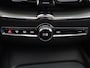 Volvo XC60 2.0 T6 Plug-in hybrid AWD Ultimate Dark | Head-Up Display | Stoel & stuurwielverwarming | Achterbankverwarming | Adaptieve cruise control incl. BLIS | Panoramisch schuif-/kanteldak | Semi Visual Park Assist (incl. 360˚ view)