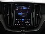 Volvo XC60 2.0 T6 Plug-in hybrid AWD Ultimate Dark | Head-Up Display | Stoel & stuurwielverwarming | Achterbankverwarming | Adaptieve cruise control incl. BLIS | Panoramisch schuif-/kanteldak | Semi Visual Park Assist (incl. 360˚ view)
