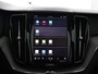 Volvo XC60 2.0 T6 Plug-in hybrid AWD Ultimate Dark | Head-Up Display | Stoel & stuurwielverwarming | Achterbankverwarming | Adaptieve cruise control incl. BLIS | Panoramisch schuif-/kanteldak | Semi Visual Park Assist (incl. 360˚ view)