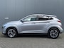 Hyundai Kona Electric 64 kWh 204pk Pure | LED | Camera | Climate | Carplay | Keyless | Navigatie | 17" Lichtmetaal | Parkeersensoren
