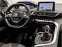 Peugeot 5008 1.2 PureTech Premium Sport 7 Persoons (APPLE CARPLAY, GROOT NAVI, CLIMATE, LEDER, SFEERVERLICHTING, SPORTSTOELEN, GETINT GLAS, TREKHAAK, PARKEERSENSOREN, NIEUWE APK, NIEUWSTAAT)