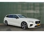 Volvo V60 2.0 B3 R-Design Automaat + Panoramadak/ 19inch/ LED/ Leer/ 360 camera/ Head-Up display/ Schitterend/ Garantie!